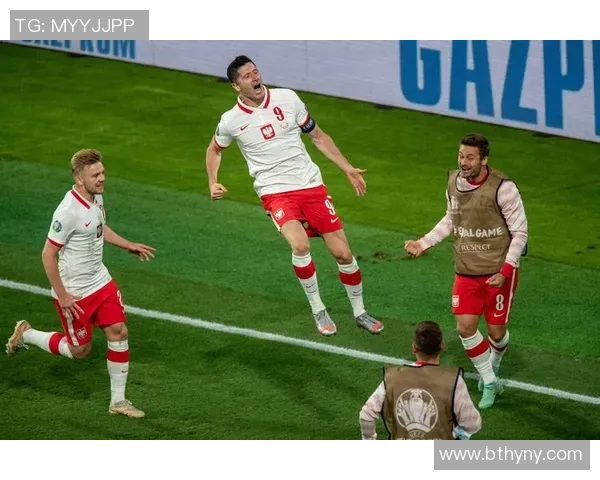 波兰足球队在友谊赛中以四比零大胜立陶宛展现强劲实力 波兰足球队在友谊赛中以四比零大胜立陶宛展现强劲实力